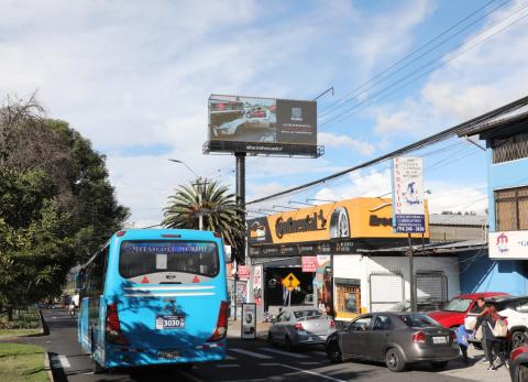 Seguridad vial y orden visual: Quito actualiza normativa de anuncios