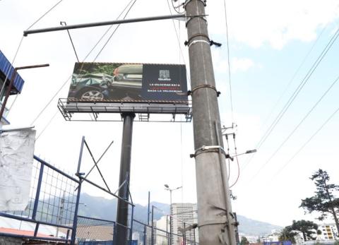 Vallas con alertas de seguridad vial llegan a Quito, pero generan cuestionamientos