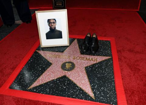 Chadwick Boseman recibe su estrella en el Paseo de la Fama