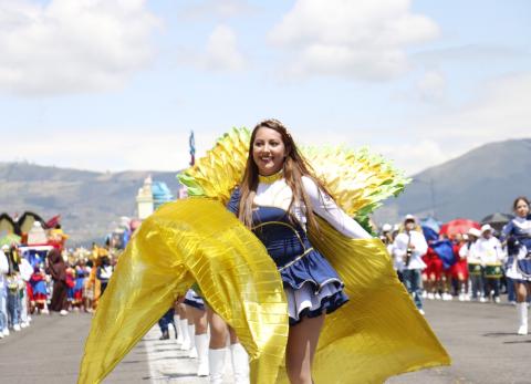Quito: Bicentenario vibr&oacute; con 70.000 asistentes en el Desfile de la Confraternidad