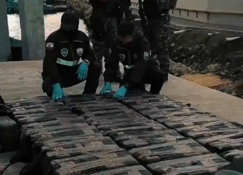 Incautan m&aacute;s de media tonelada de droga en operativo policial en Esmeraldas