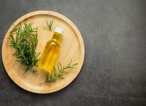 Beneficios del romero en la aromaterapia: m&aacute;s all&aacute; de su uso culinario