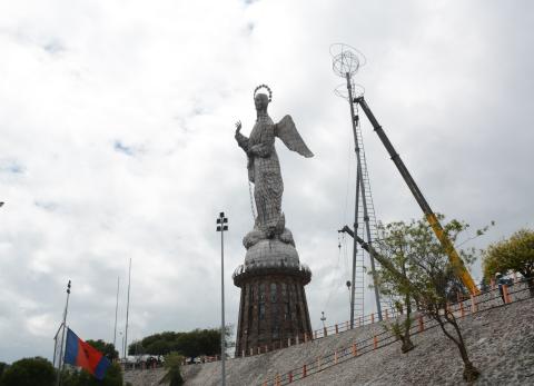 El Panecillo se ilumina: as&iacute; avanza el montaje del pesebre gigante en Quito