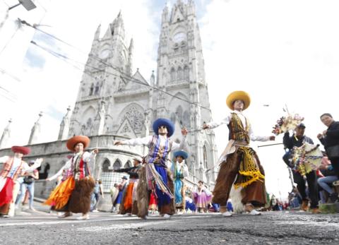 Los mercados celebran a Quito con desfiles y tradiciones