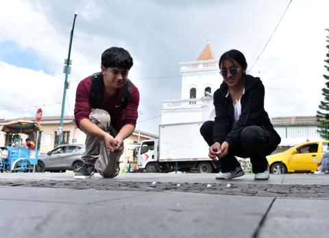 Trompos y palo encebado: los juegos tradicionales se resisten al olvido en Tumbaco