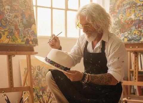 Artista uruguayo plasma sus trazos en el sombrero de paja toquilla ecuatoriano