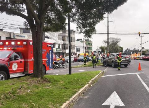 Siniestro de tr&aacute;nsito en el norte de Quito deja personas afectadas: Hay cierre vial