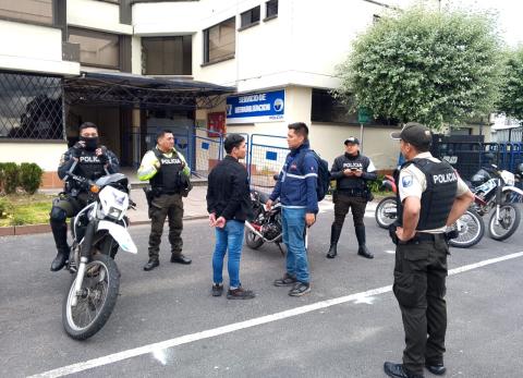 Extorsionaba a comerciantes en Quito haci&eacute;ndose pasar por inspector de la AMC