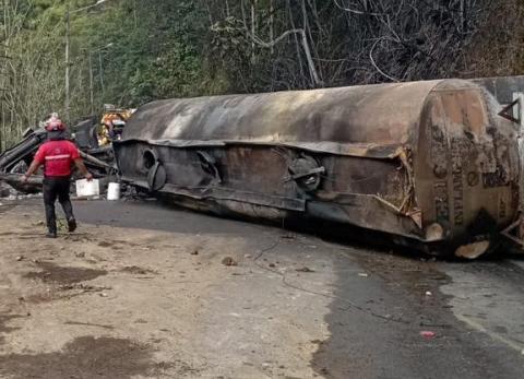 Volcamiento de tanquero provoca llamas en v&iacute;a que une Pichincha y Santo Domingo