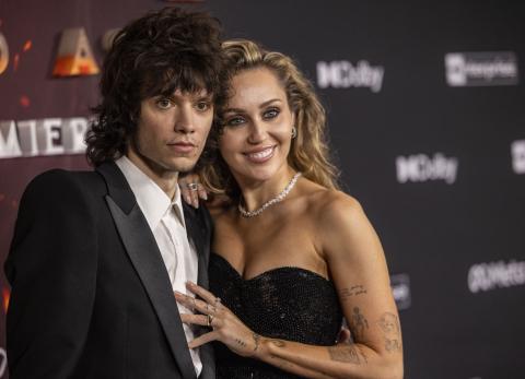 Miley Cyrus aparece con anillo en el estreno de Avatar: &iquest;compromiso con Maxx Morando?