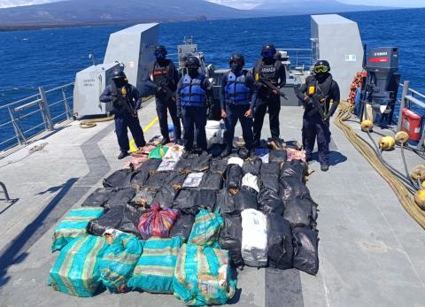 Gal&aacute;pagos: Armada detiene a 7 tripulantes y decomisa 64 bultos en operativo mar&iacute;timo