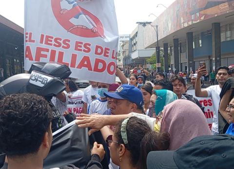 Crece la presi&oacute;n sobre el IESS: prestadores denuncian en Quito y Guayaquil por deudas