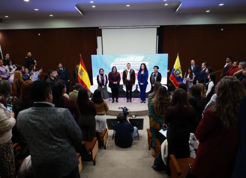 Noboa inicia agenda en Madrid y entrega becas a migrantes ecuatorianos