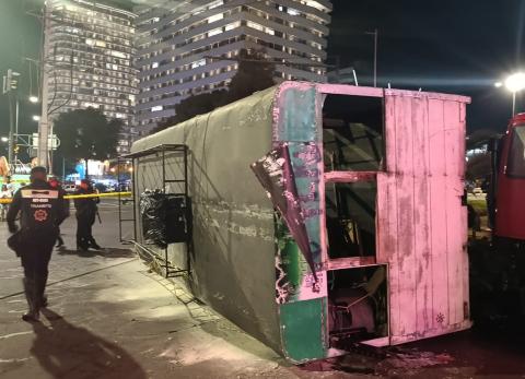 Ruta de 'chiva' ilegal volcada en Quito: &iquest;Qui&eacute;n es responsable y qu&eacute; dice el control?