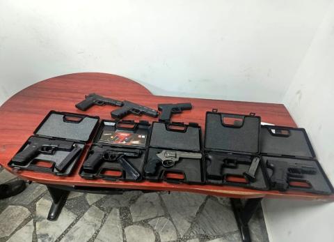 Presunto caso de violencia intrafamiliar revela arsenal de armas en Quito