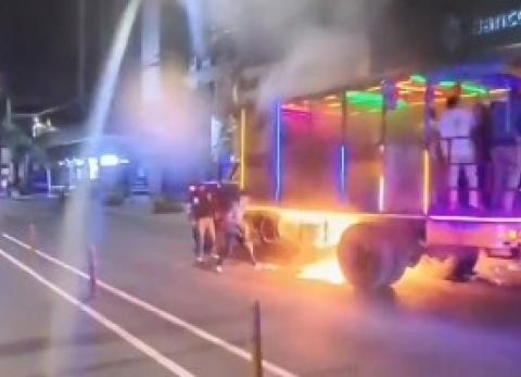 Fiestas de Quito: Video muestra el momento en que una chiva se incendia