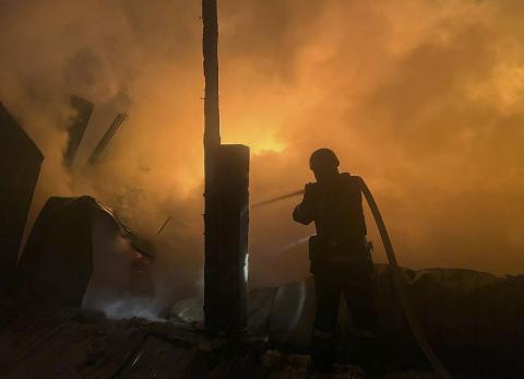 Negociaciones de paz en Ucrania avanzan entre ataques rusos y gesti&oacute;n europea