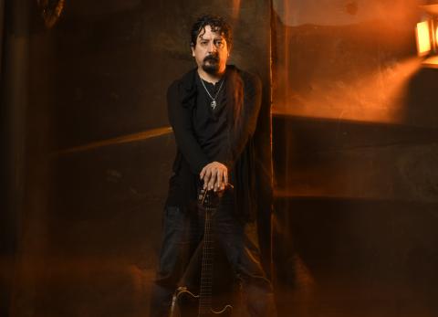 El guitarrista quite&ntilde;o Andr&eacute;s Y&eacute;pez se present&oacute; con Man&aacute; en California