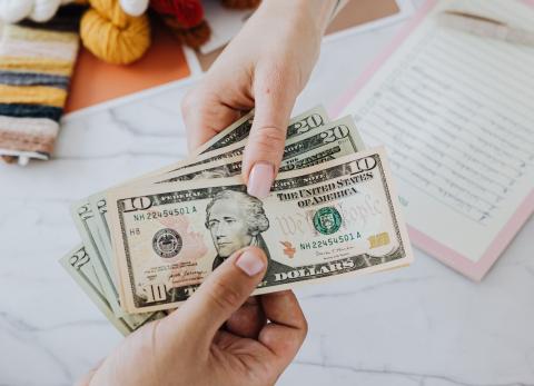 D&eacute;cimo tercer sueldo: pagar deudas, ahorrar o invertir, &iquest;qu&eacute; conviene m&aacute;s?