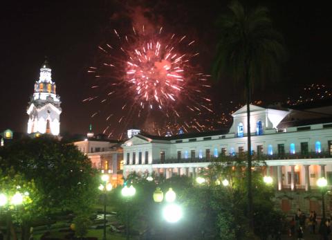 Colectivos protestan en Quito por el retraso en ordenanza que regula la pirotecnia