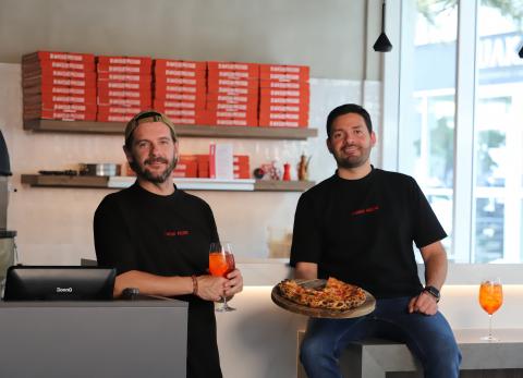 Giovanni y Sebasti&aacute;n encienden las pizzas de Diavolo Rosso
