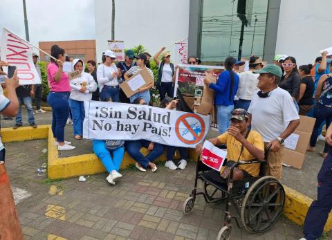 Pacientes renales bloquean v&iacute;as en Los R&iacute;os para exigir atenci&oacute;n al Gobierno