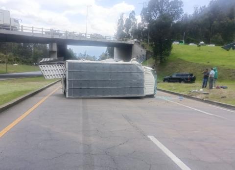Dos accidentes seguidos en la av. Sim&oacute;n Bol&iacute;var dejan 4 heridos en Quito