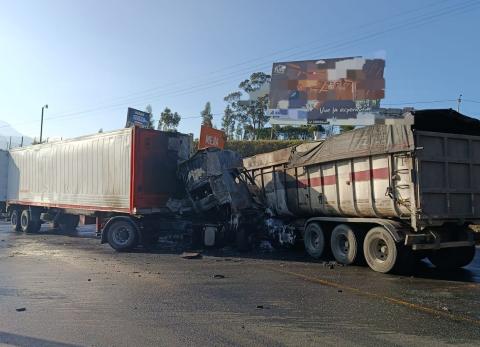 Explosi&oacute;n y choque en la v&iacute;a Al&oacute;ag deja un fallecido y provoca cierre total de la v&iacute;a