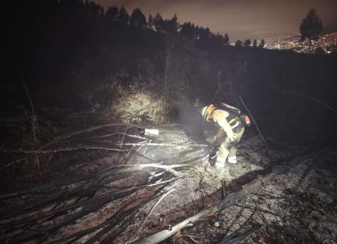 Bomberos de Quito controlan incendio forestal en San Enrique de Velasco