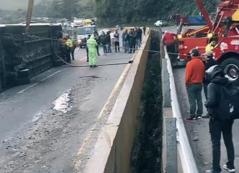 Bus interprovincial se volc&oacute; en v&iacute;a Al&oacute;ag - Santo Domingo y dej&oacute; 10 heridos
