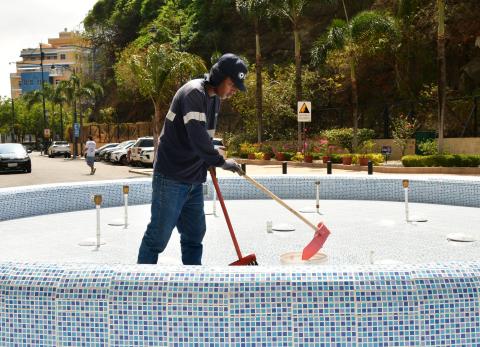 Motociclista en estado et&iacute;lico destruye pileta en Guayaquil