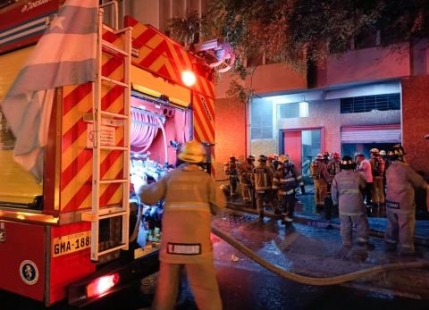 Incendio afect&oacute; un inmueble en el centro de Guayaquil
