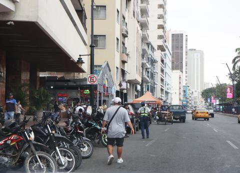 Violento robo en Guayaquil en video: delincuentes en tres motos atacaron a j&oacute;venes