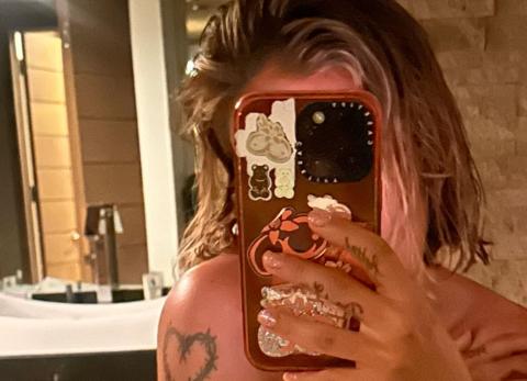 Karol G cambia de look en sus vacaciones y sorprende a sus fans