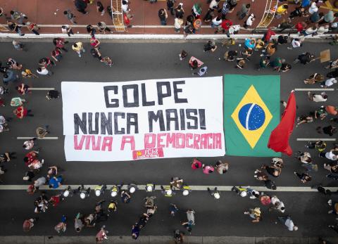 "&iexcl;A&uacute;n estamos aqu&iacute;!": miles marchan en Brasil contra rebaja de pena a Bolsonaro