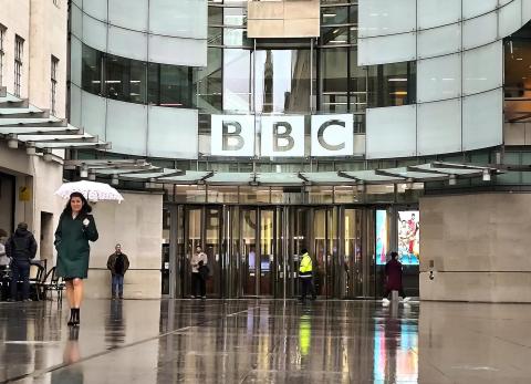 Trump demanda a la BBC por 10.000 millones; la cadena anuncia su defensa