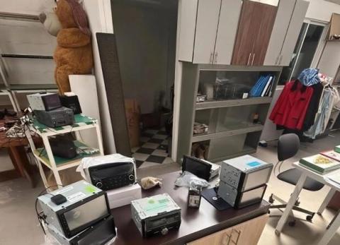 Decomisan 68 radios de dudosa procedencia en un local del norte de Quito