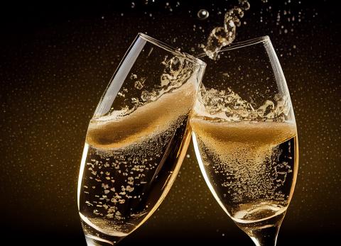 Gu&iacute;a esencial del vino espumoso: c&oacute;mo elegirlo, servirlo y disfrutarlo al m&aacute;ximo