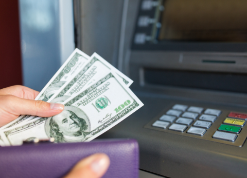 C&oacute;mo evitar estafas en cajeros: Consejos de seguridad para cobrar el d&eacute;cimo tercero