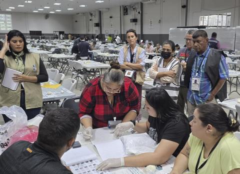 Inici&oacute; escrutinio especial que definir&aacute; al ganador de las presidenciales en Honduras