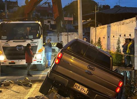 Socav&oacute;n en La Tola Grande atrapa veh&iacute;culo y reaviva reclamos al Municipio