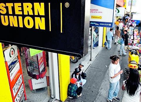 Remesas y env&iacute;o de paquetes alcanzan r&eacute;cord por migrantes