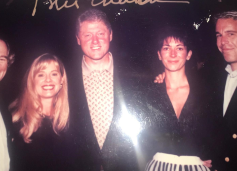 Departamento de Justicia retira 13 fotos de Epstein pero deja la de Trump