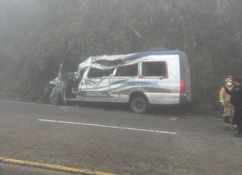 Una persona fallece en siniestro de buseta de pasajeros en Cuenca