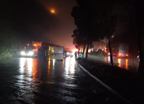 Cuatro accidentes y cierres viales en la Sim&oacute;n Bol&iacute;var tras el retorno de las lluvias