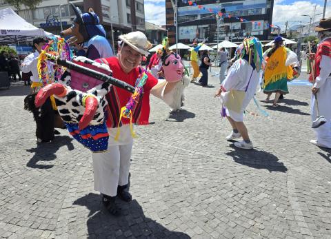 Santos Inocentes, as&iacute; es la festividad que une s&aacute;tira, disfraces y memoria en Quito