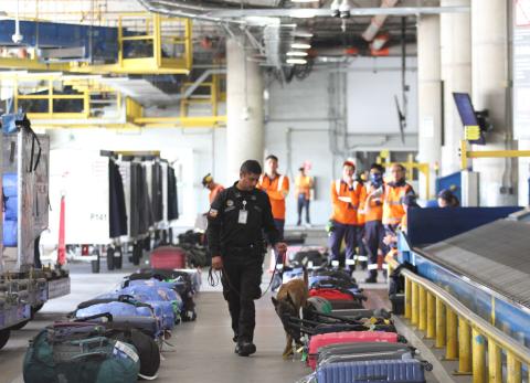 Estafadores en Aeropuerto de Quito enga&ntilde;an con supuestos paquetes retenidos