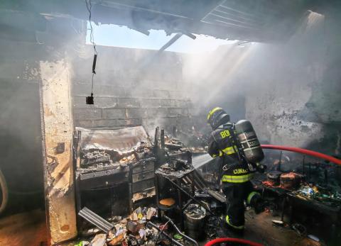 Incendio en una vivienda en Conocoto moviliza a bomberos de Quito