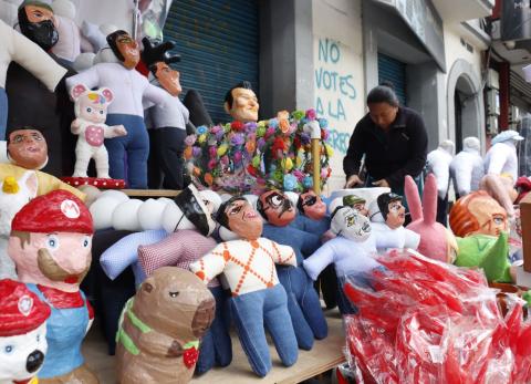 Fin de a&ntilde;o en Quito: la avenida Am&eacute;rica mantiene viva la venta de monigotes