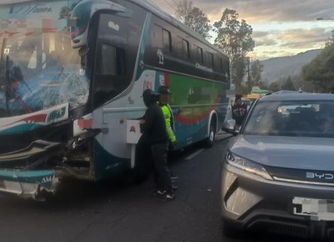 Accidente m&uacute;ltiple en autopista Rumi&ntilde;ahui afecta el paso entre el valle y Quito